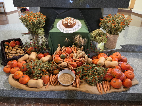 Erntefrüchte vor dem Altar