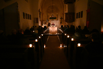 Gottesdienst bei Kerzenschein
