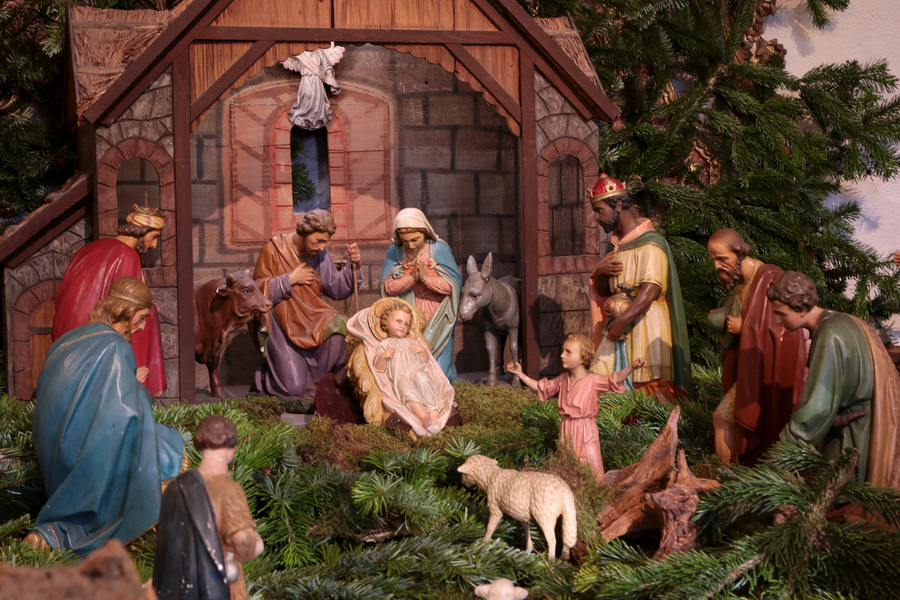 Die Krippe gehört zu den frühesten Symbolen weihnachtlicher Festkultur. Bereits im Jahr 334 ließ Kaiserin Helena über der Geburtshöhle in Bethlehem eine Krippe errichten, die die Geburtsszene zeigt. Der Heilige Franz von Assisi hatte 1223 in Greccio 