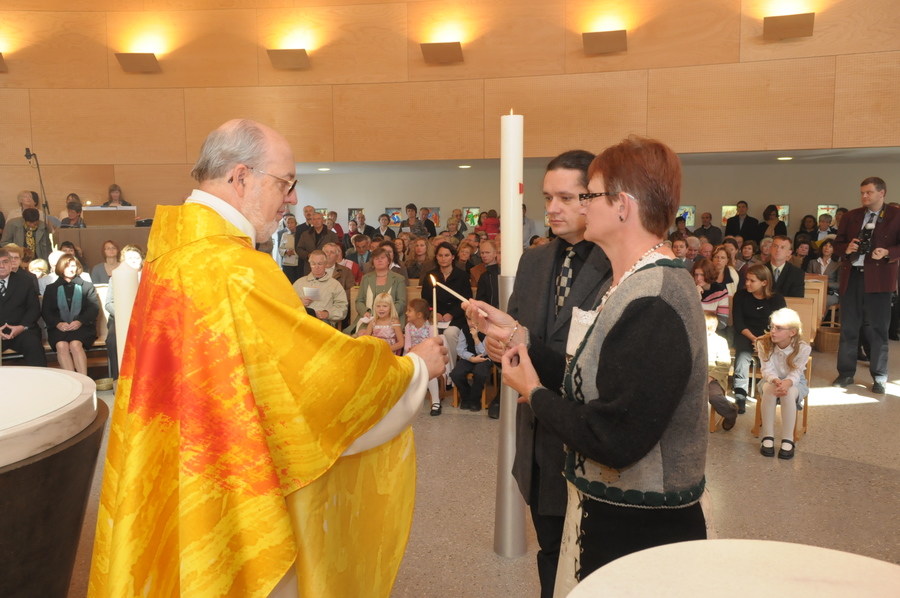 Pfarrer Franz Forsthuber gibt das Licht zum Entz?nden aller Kerzen an die Gl?ubigen weiter; Kirchweihe