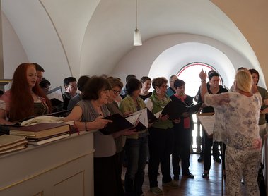 Die Village Voices bei der musikalischen Gestaltung unseres Bibelsonntags am Chor.