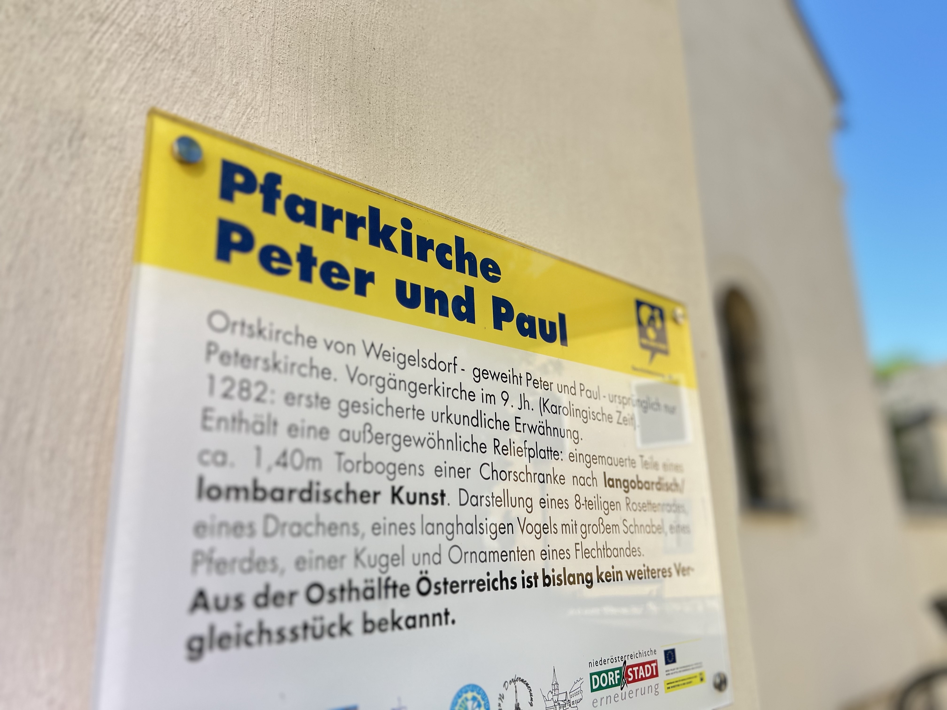 Eingangsschild Pfarrkirche Weigelsdorf