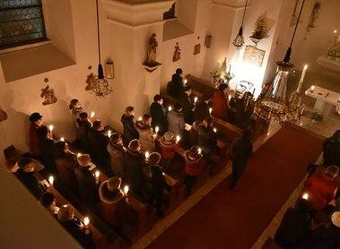 Der Einzug in die Kirche bei Kerzenlicht.