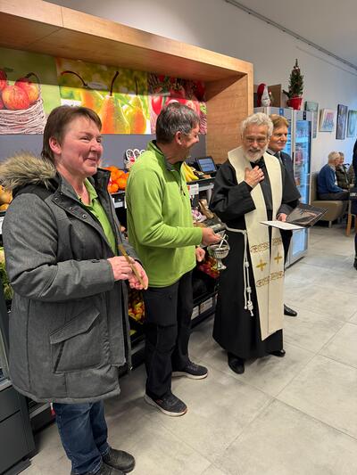 Eröffnungsfeier Nahversorger mit Segnung durch Pater Norbert