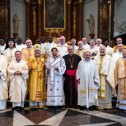 Diakonenweihe_Innsbruck / David Jaklin Gruppenfoto des Bischofs mit allen Priestern und dem neu geweihten Diakon