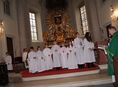 Sie erklären sich zum Ministrantendienst bereit.