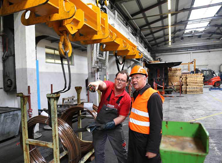 Bischofsvikar Rupert Stadler in der Buntmetallfabrik Enzesfeld-Caro.