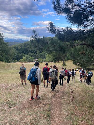 Jugendliche von hinten beim Wandern