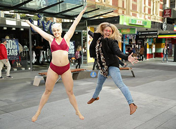 Embrace / Majestic Plus Size Model Stefania Ferrario und Regisseurin Taryn Brumfitt (rechts).