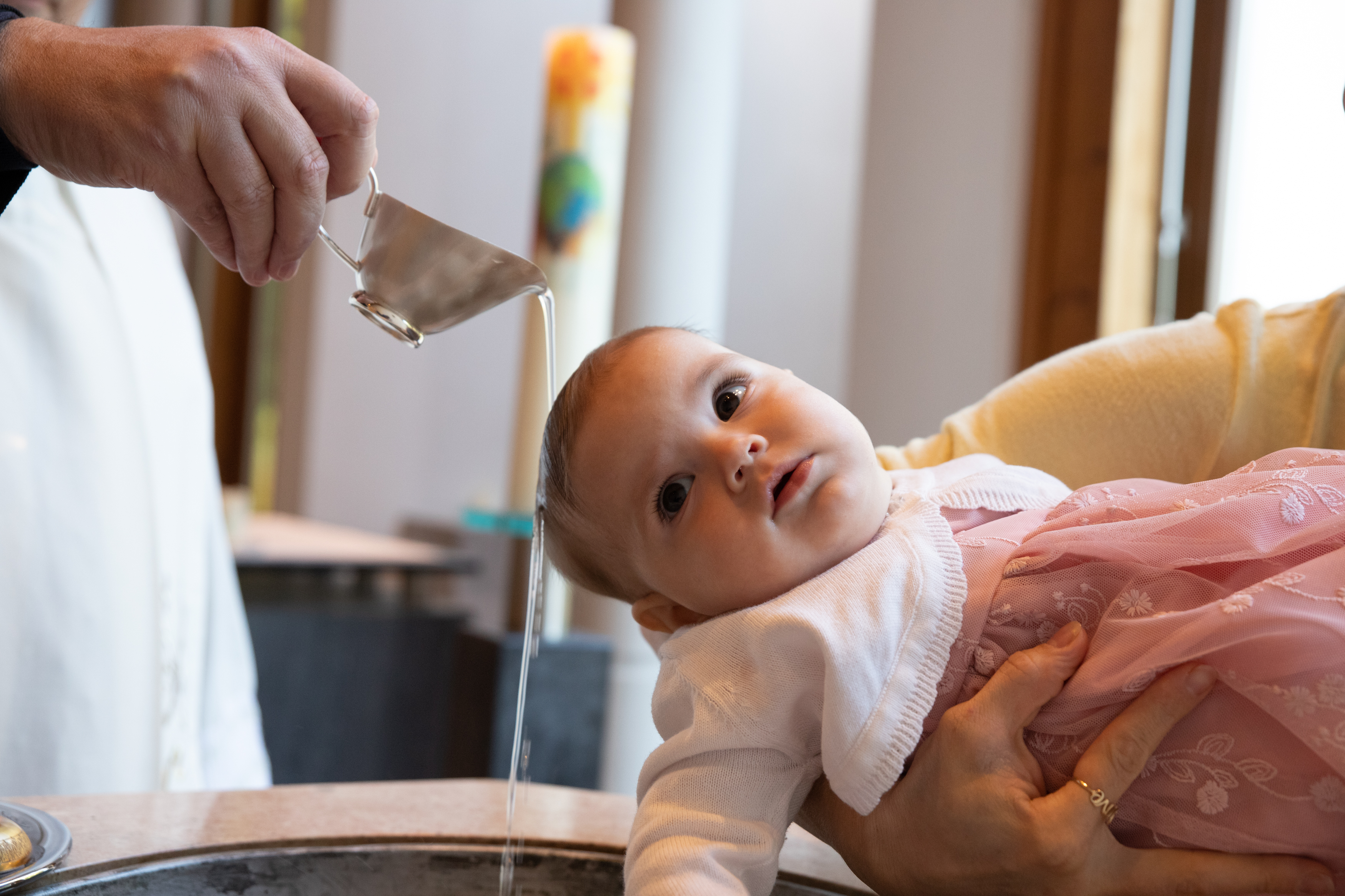 Ein Baby wird getauft