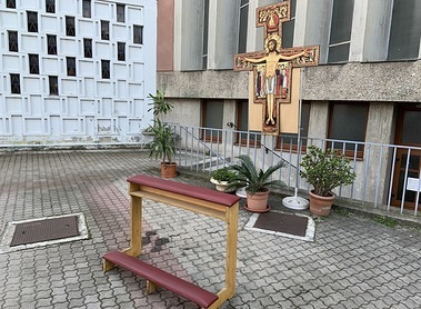 Kreuzverehrung im Freien