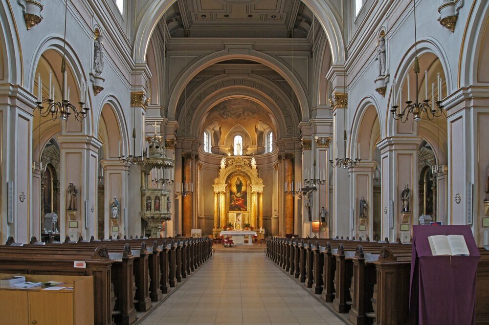 Innenraum der Kirche am Keplerplatz