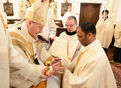 Priesterweihe. Kardinal Christoph Schönborn weiht P. Saji MULLANKUZHY OH zum Priester