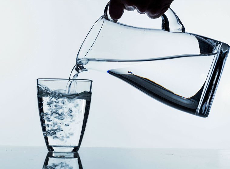 Wasserkrug mit klarem Wasser.