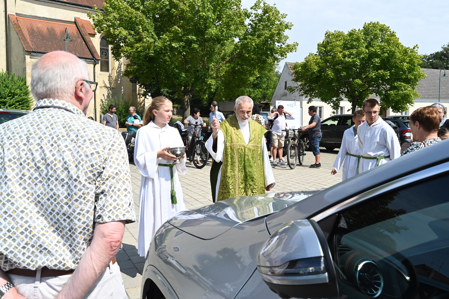 Pater Norbert Kalcher segnet die Fahrzeuge