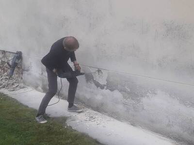 Abschlagen des Putzes im Sockelbereich