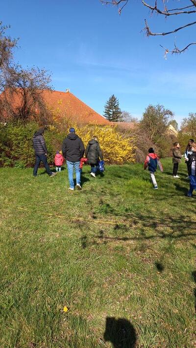 Osternest suchen im Pfarrhofgarten in Ameis