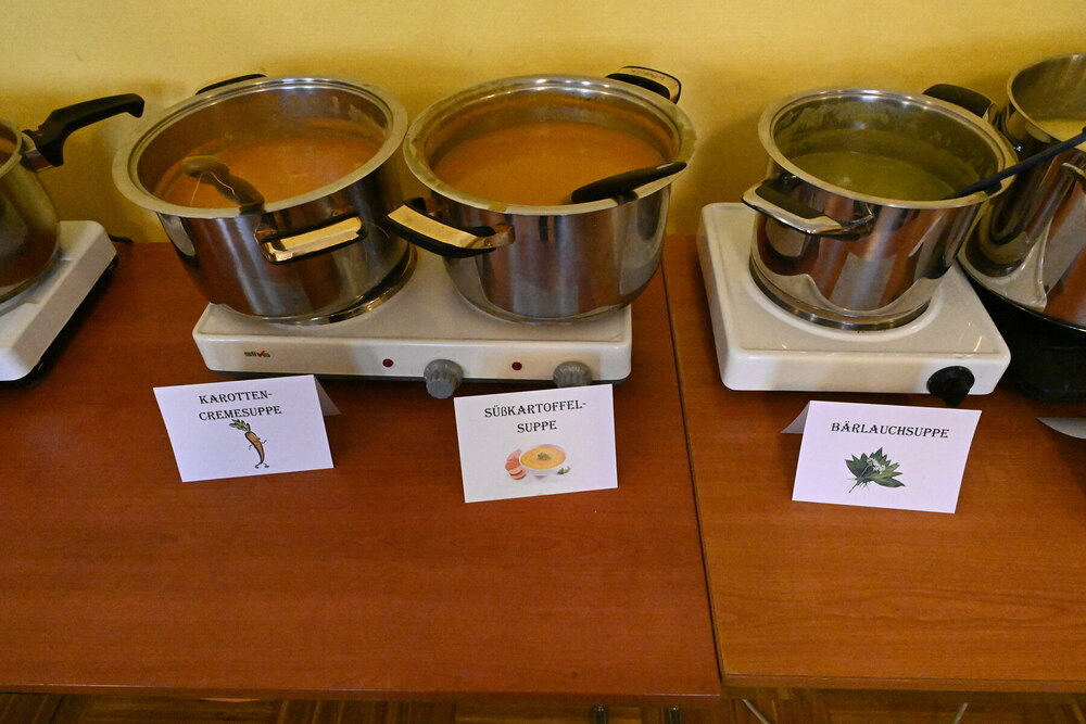 Kochtöpfe mit verschiedenen Suppen
