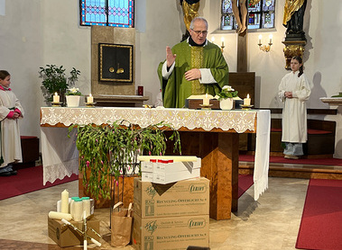 Alle neuen Kerzen für unsere Kirche und mitgebrachte Kerzen wurde gesegnet. 