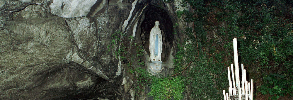 Lourdes, Grotte, in der die Muttergottes der hl. Bernadette erschienen ist