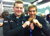 Pater Johannes Paul mit dem Benjamin Karl, Bronzemedaillengewinner im Snowboard-Parallelslalom/Johannes Paul Chavanne