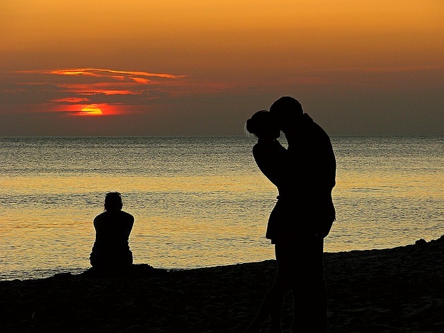 Liebespaar am Strand und Eifersucht