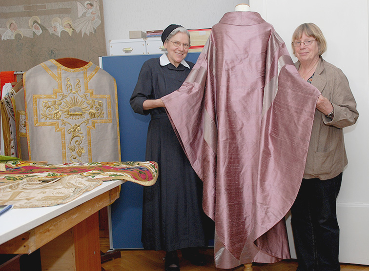 Sr. Imelda Ruf OSB und Hiltigund Schreiber mit einer modernen rosa Kasel.