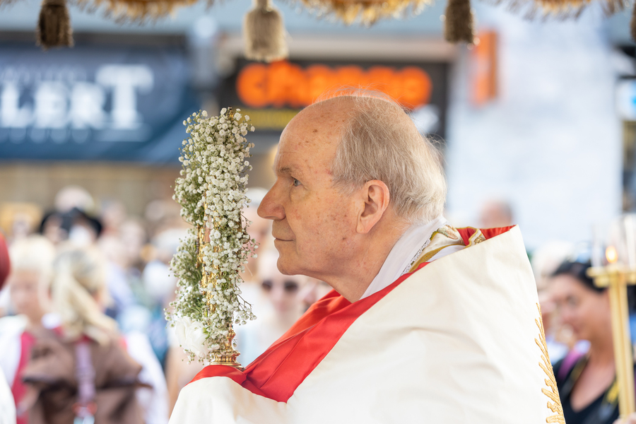 Das Hochfest des Leibes und Blutes Christi, besser bekannt als Fronleichnam (Mittelhochdeutsch für Leib des Herren), geht zurück auf eine Vision der belgischen Nonne Juliana von Lüttich. Nachdem ihr Beichtvater, dem sie von ihrer Vision erzählt hatte