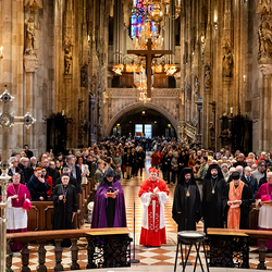 Stephansdom: Gebet für gerechten Frieden in der Ukraine / Schönlaub/EDW Stephansdom: Gebet für gerechten Frieden in der Ukraine