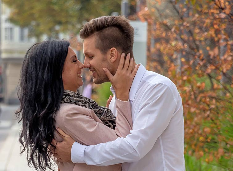 Liebespaar in urbaner Umgebung