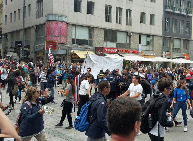 Jugendliche des Neokatechumenalen Weges aus aller Welt verwandeln Wiener Innenstadt in Krakau. Kathpress-Reportage von Johannes Pernsteiner.