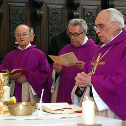 Weihbischof Helmut Krätzl bei der Eucharistiefeier