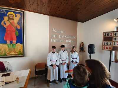 Firmlinge gestalten Gottesdienst und verteilen Minibrote in Zwentendorf