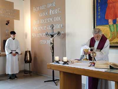 Firmlinge gestalten Gottesdienst und verteilen Minibrote in Zwentendorf