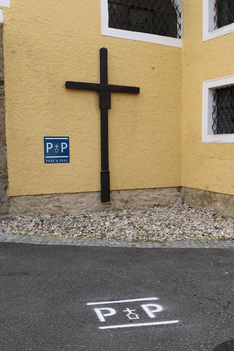 Park+Pray direkt vor der Kirche von Hadersdorf