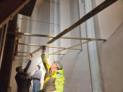 Herstellung einer Staubdichten Ebene hinter dem Hochaltar