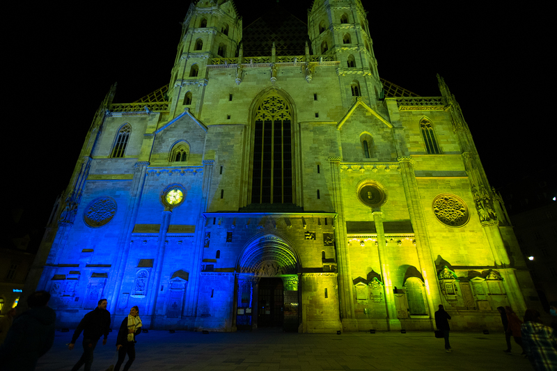 Am Donnerstag, dem 3. März, erstrahlte der Stephansdom blau-gelb in den Farben der Ukraine. Kommenden Dienstag, dem 8. März, werden bei einem Benefizkonzert im Dom Spenden für die Ukraine gesammelt.