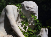 Trauernde Statue auf einem Friedhof/bilderbox.com