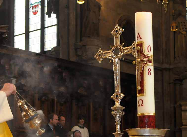 Beweihräuchern der Osterkerze