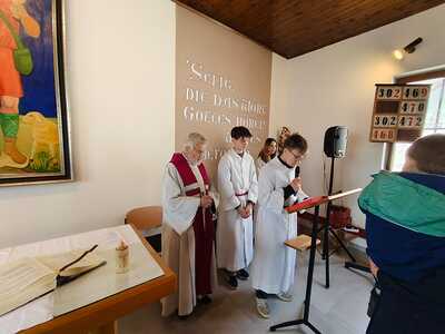 Firmlinge gestalten Gottesdienst und verteilen Minibrote in Zwentendorf