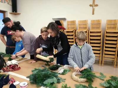 Konzert, Pfarrkaffee, Adventkranz flechten