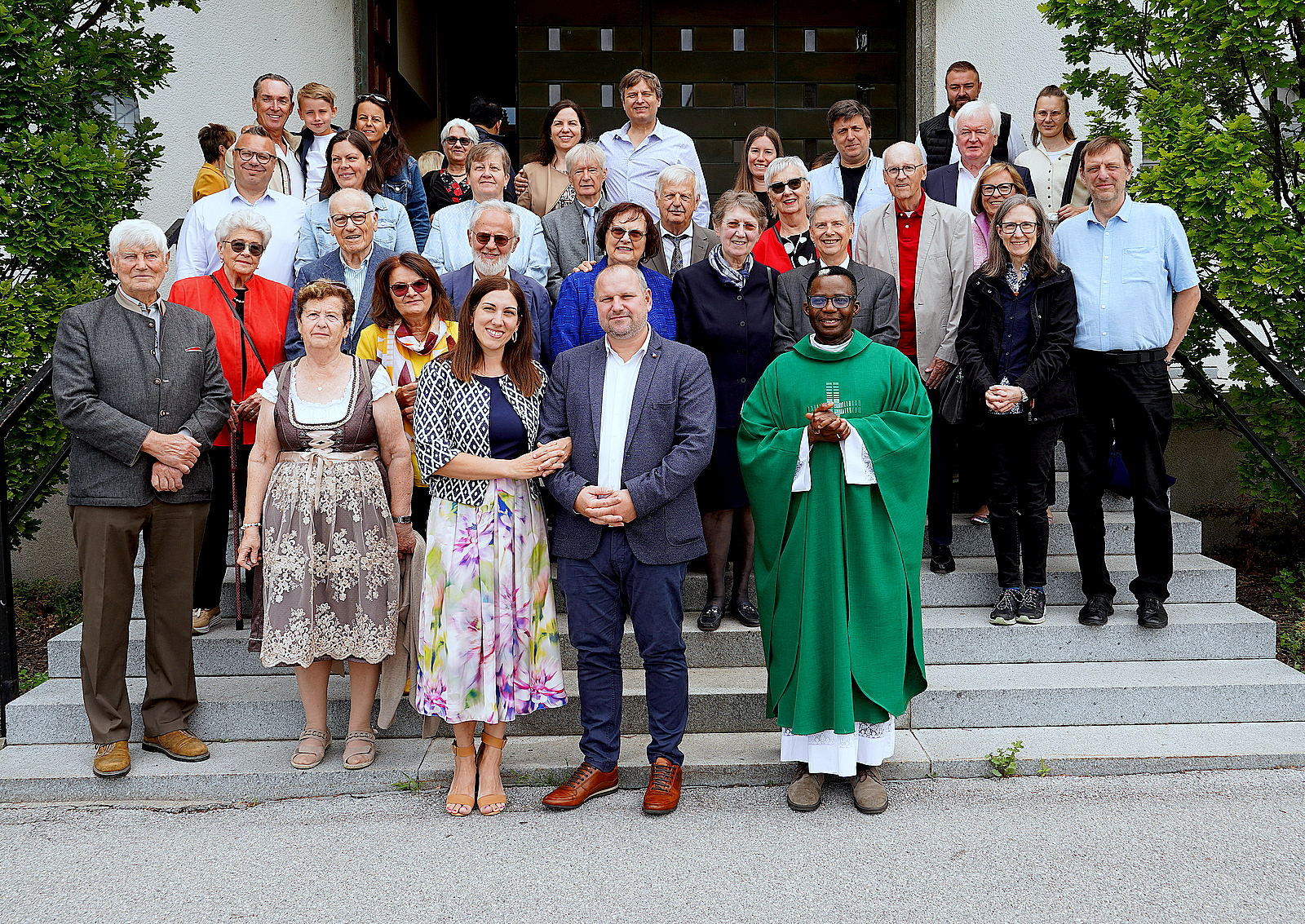 Gruppenbild der Jubelpaare vor der Kirche                          