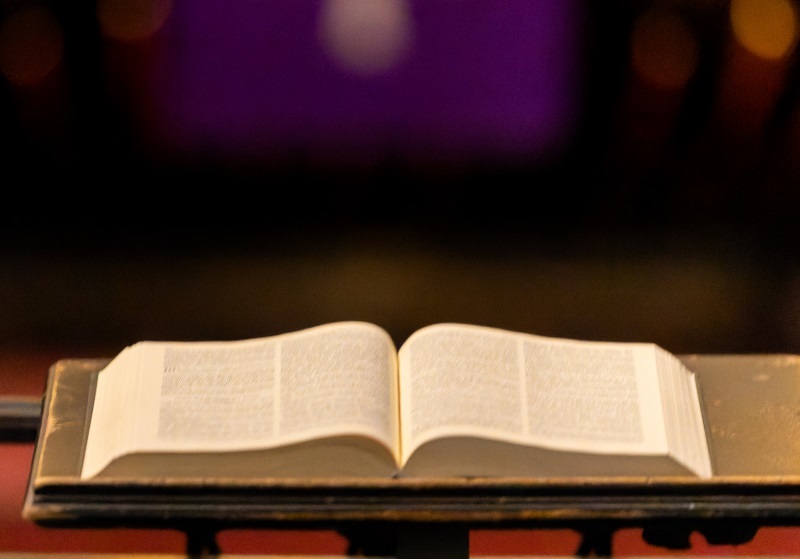 Heilige Schrift mit Fastentuch, evangelische Stadtpfarrkirche