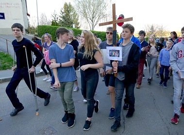 Jugendliche unterwegs am Dekanatskreuzweg