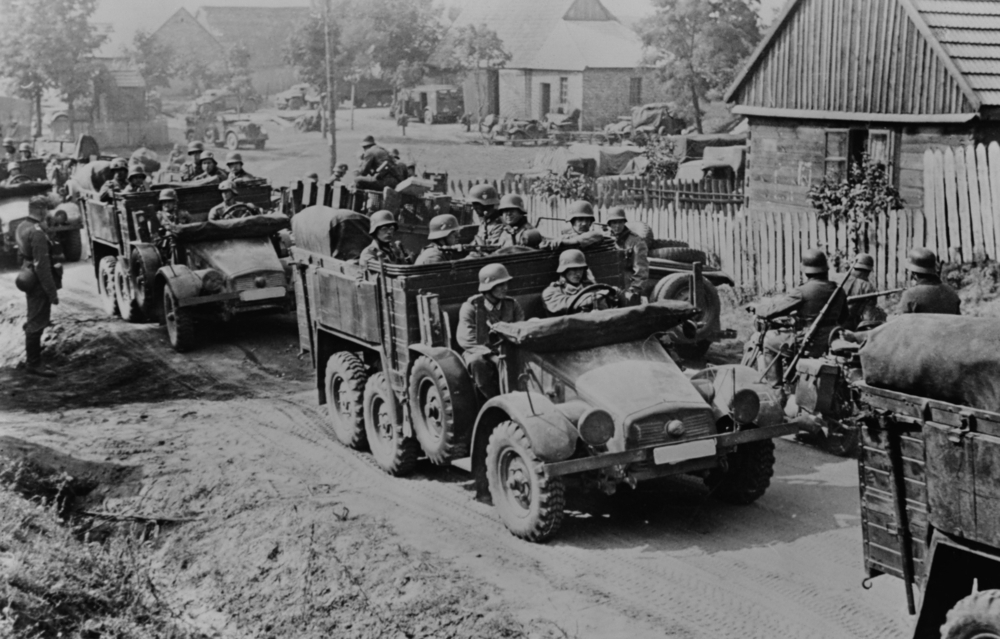 Deutsche Soldaten marschieren in Polen ein.