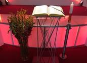 Ambo, Bibel und Kerzenleuchter