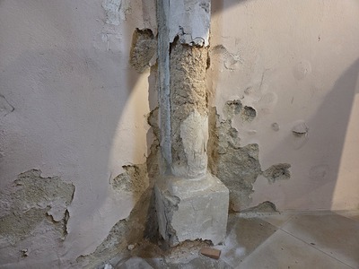 Ausräumen hinter dem Hochaltar