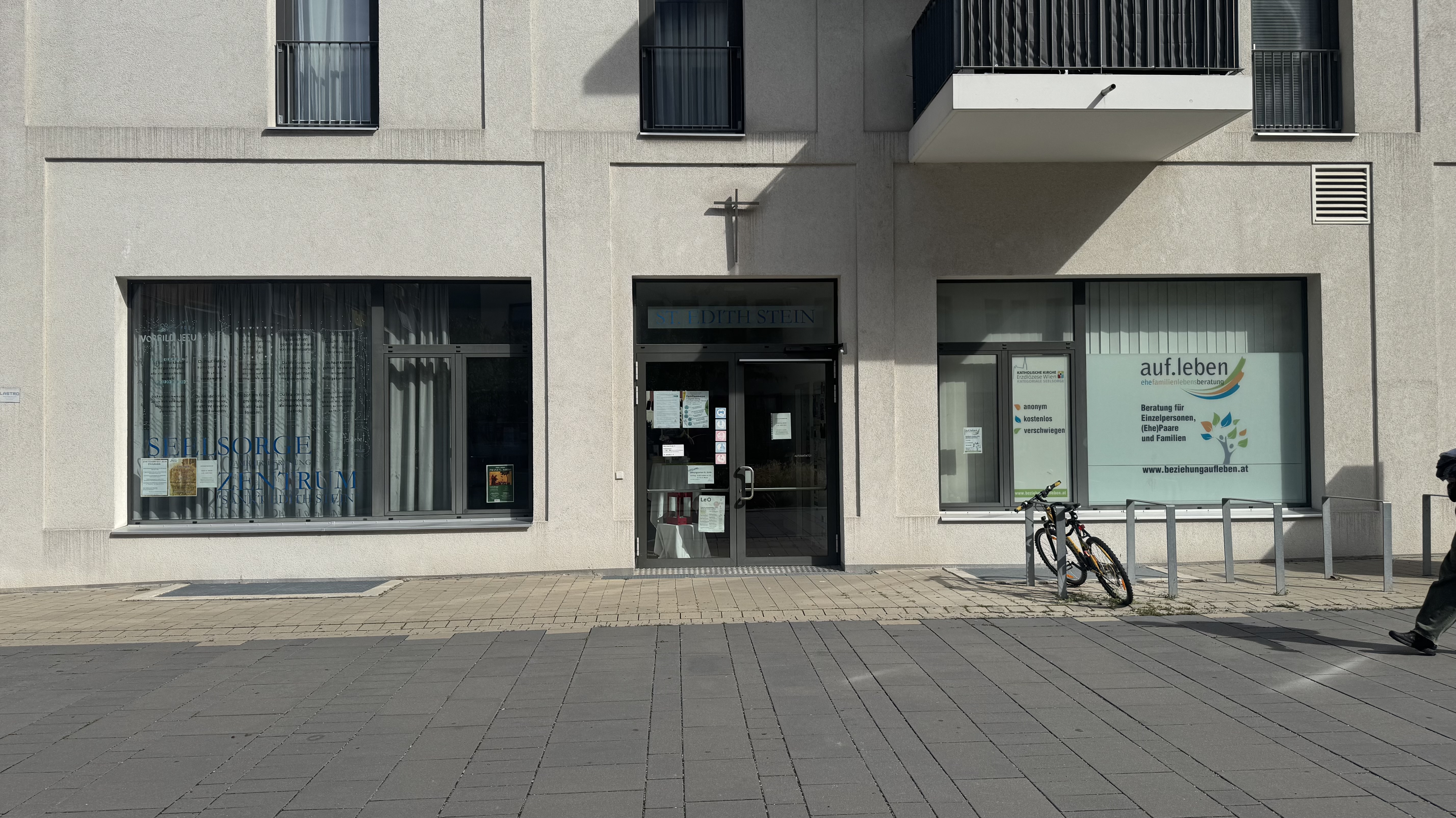 Eingang St. Edith Stein mit Beratungsfenster von auf.leben