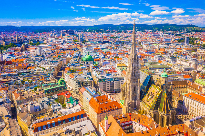 Blick über die Dächer Wienst inklusive dem Stephansdom.