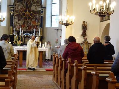 Pater Nicholas beim Gottesdienst am Gründonnerstag